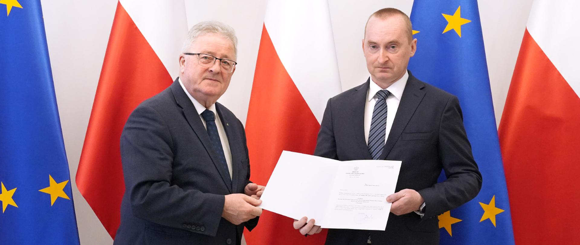 Minister Czesław Siekierski wręcza powołanie na dyrektora IBPRS dr. Markowi Roszce (fot. MRiRW)