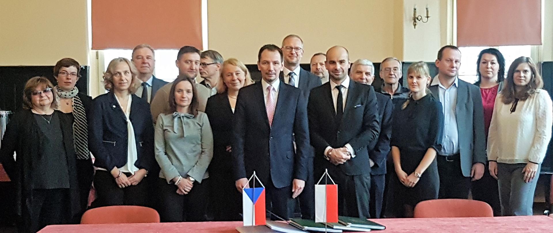 Uczestnicy komisji pozują do wspólnego zdjęcia