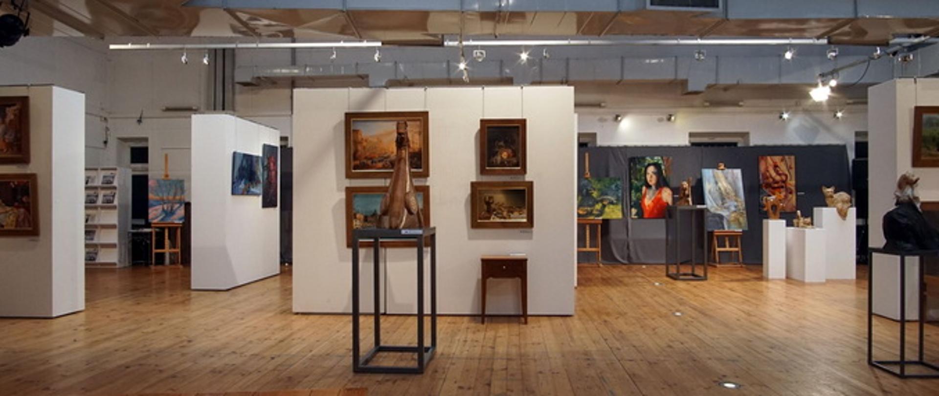 Na zdjęciach widoczne są prace naszych dyplomantów wykonane na czterech specjalizacjach: tkanina artystyczna, techniki rzeźbiarskie, tradycyjne techniki malarskie i pozłotnicze oraz meblarstwo artystyczne