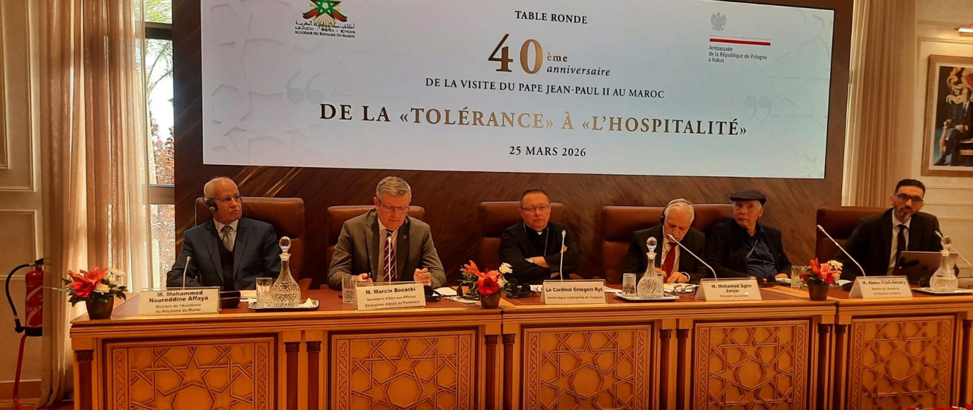 Le vice-ministre Marcin Bosacki prend la parole.