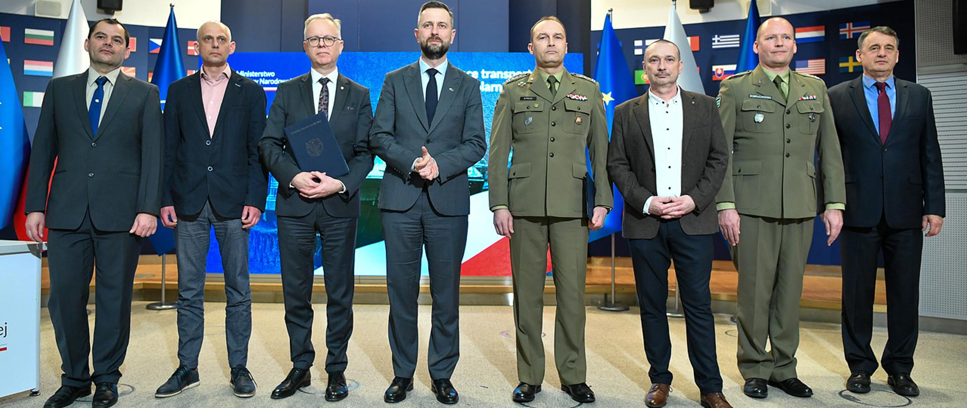 24 marca 2025 r. w Warszawie, Władysław Kosiniak-Kamysz, wicepremier - minister obrony narodowej wziął udział w przekazaniu 2 transporterów PTS-M, które trafią do Polskiej Stacji Polarnej Hornsund na Spitsbergenie. Fot. st. kpr. Wojciech Król/MON