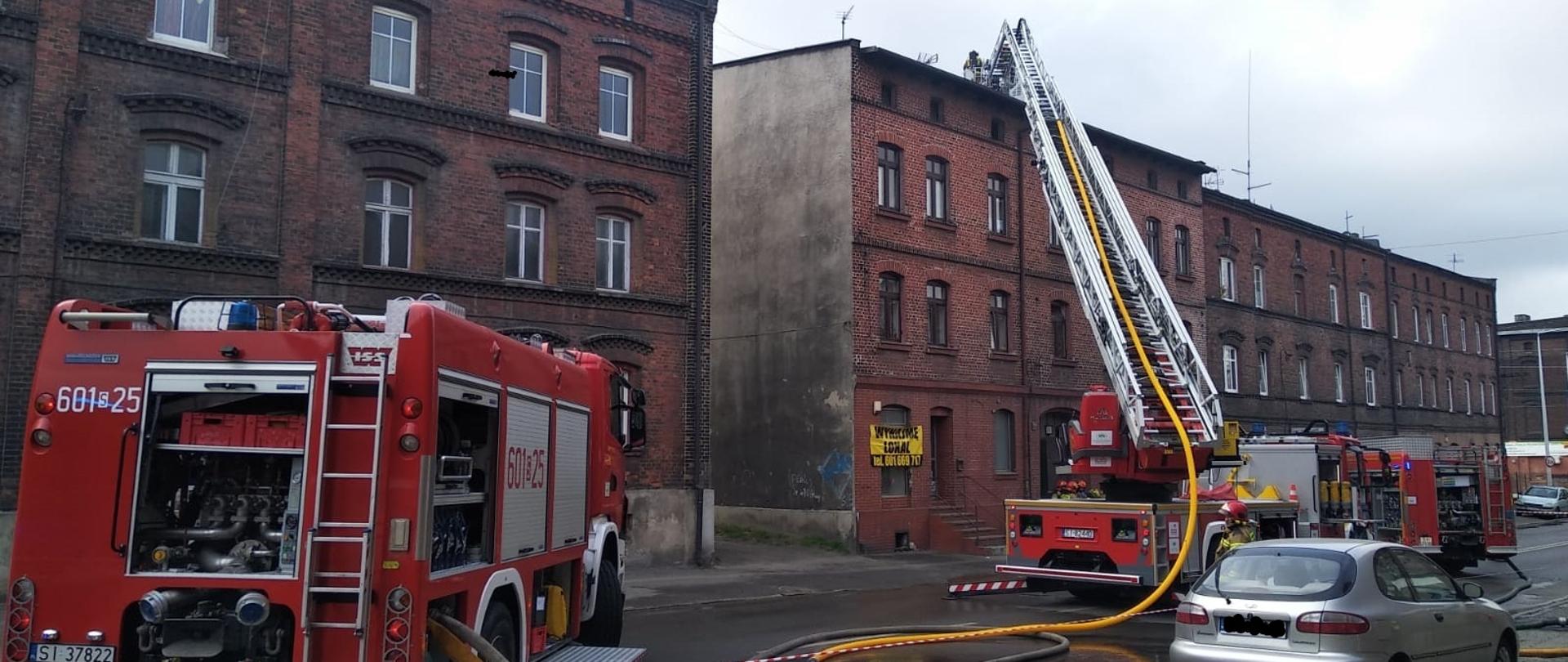 Pożar poddasza w budynku wielorodzinnym przy ul. Bytkowskiej 