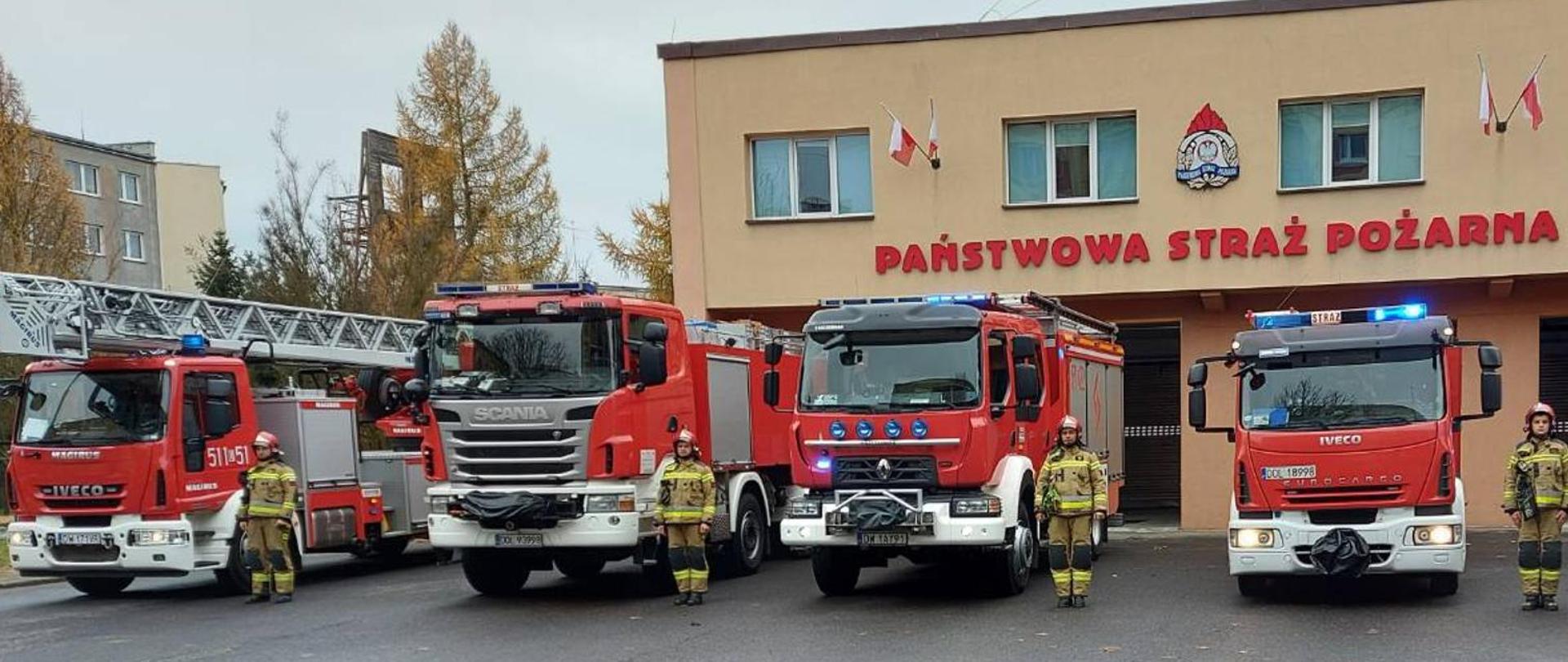 Strażacy KP PSP Oleśnica oraz JRG Oleśnica oddają honory zmarłemu.