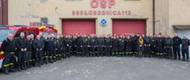 Jest to wspólne zdjęcie uczestników narady przed remizą OSP Łobżenica.