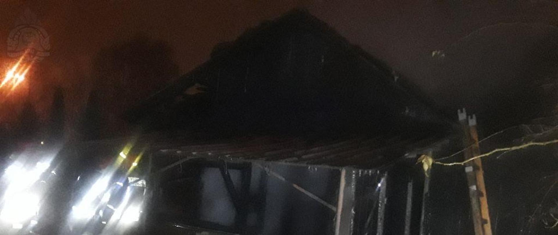 Na zdjęciu widać spaloną drewnianą altanę