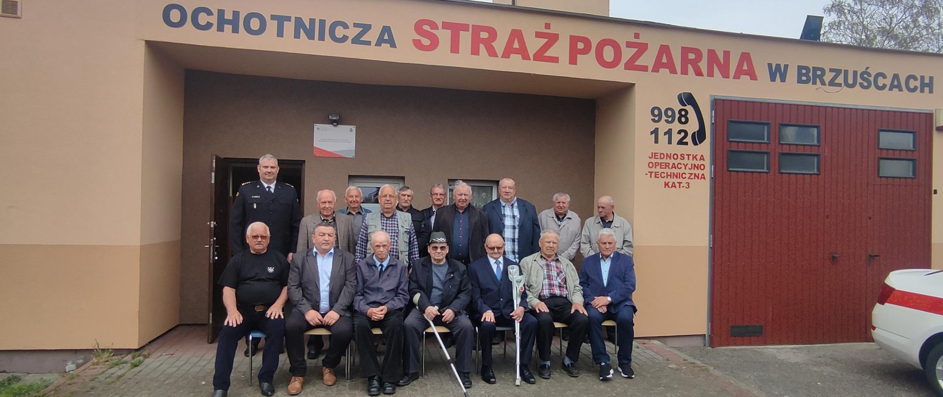 Grupa 17 osób przed budynkiem strażnicy (emeryci oraz Wójt Gminy Subkowy i Komendant Powiatowy)