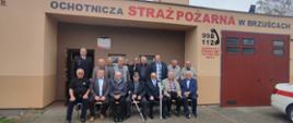 Grupa 17 osób przed budynkiem strażnicy (emeryci oraz Wójt Gminy Subkowy i Komendant Powiatowy)