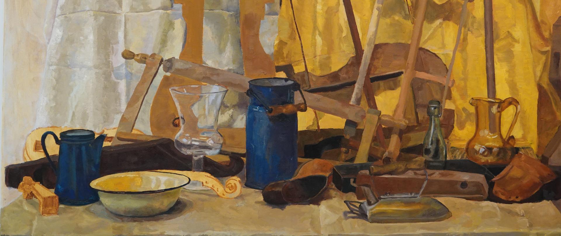 Na zdjęciu widzimy obraz autorstwa Lualeni Mozdyniewicz uczennicy kl. 5B. Obraz po lewej stronie przedstawia martwą naturę. Jest namalowany w odcieniach złota i brązu. Kompozycja złożona jest z naczyń metalowych i szklanych oraz narzędzi stolarskich i draperii. 