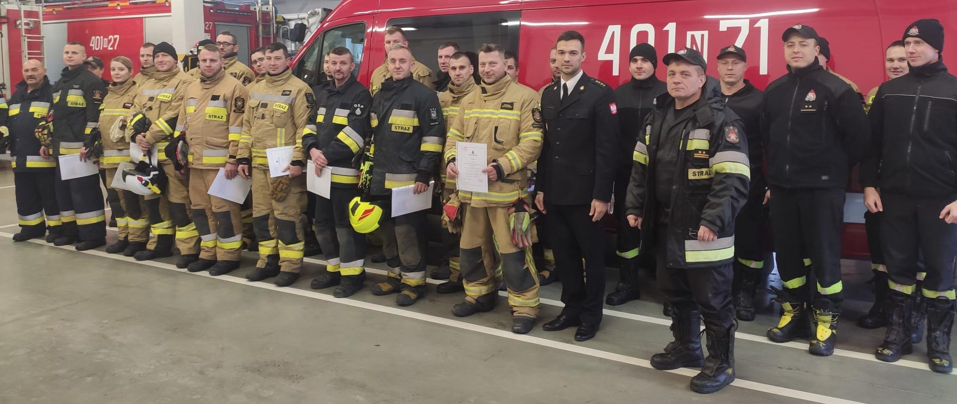 Zdjęcie pamiątkowe kursantów z OSP oraz funkcjonariuszy PSP