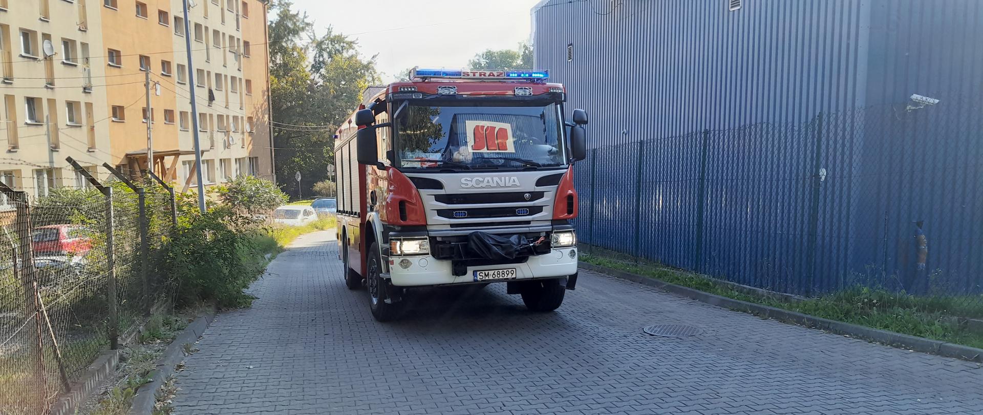 Samochód gaśniczy jadący na ćwiczenia obiektowe 