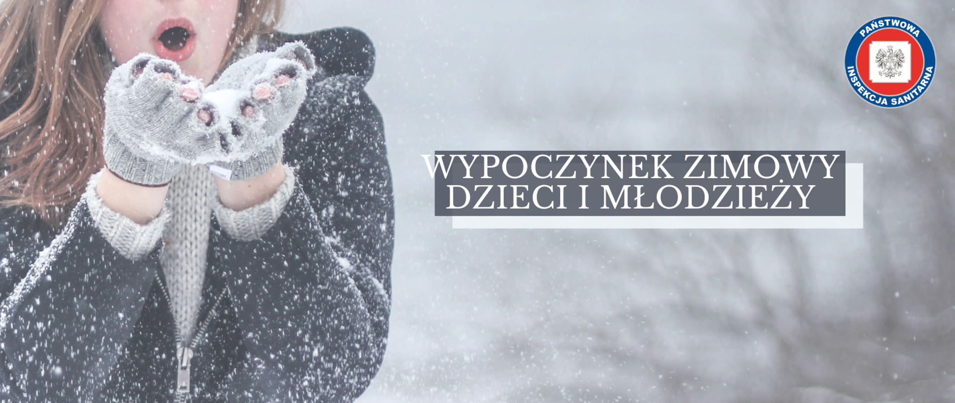 Zdjęcie przedstawia kobietę zdmuchującą śnieg. Wypoczynek zimowy dzieci i młodzieży