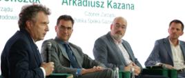 Na zdjęciu uczestnicy spotkania siedzą na scenie podczas panelu dyskusyjnego