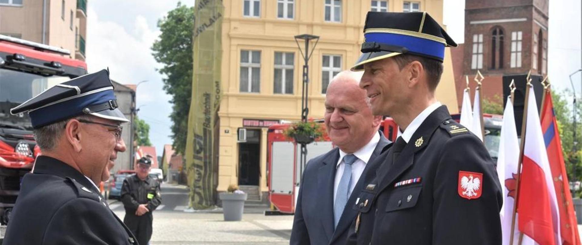 Nowy samochod dla OSP Skwierzyna oraz włączenia do KSRG OSP Kaława, Trzebiszewo i Goraj - wręczenie kluczyków przez zastępcę LKW