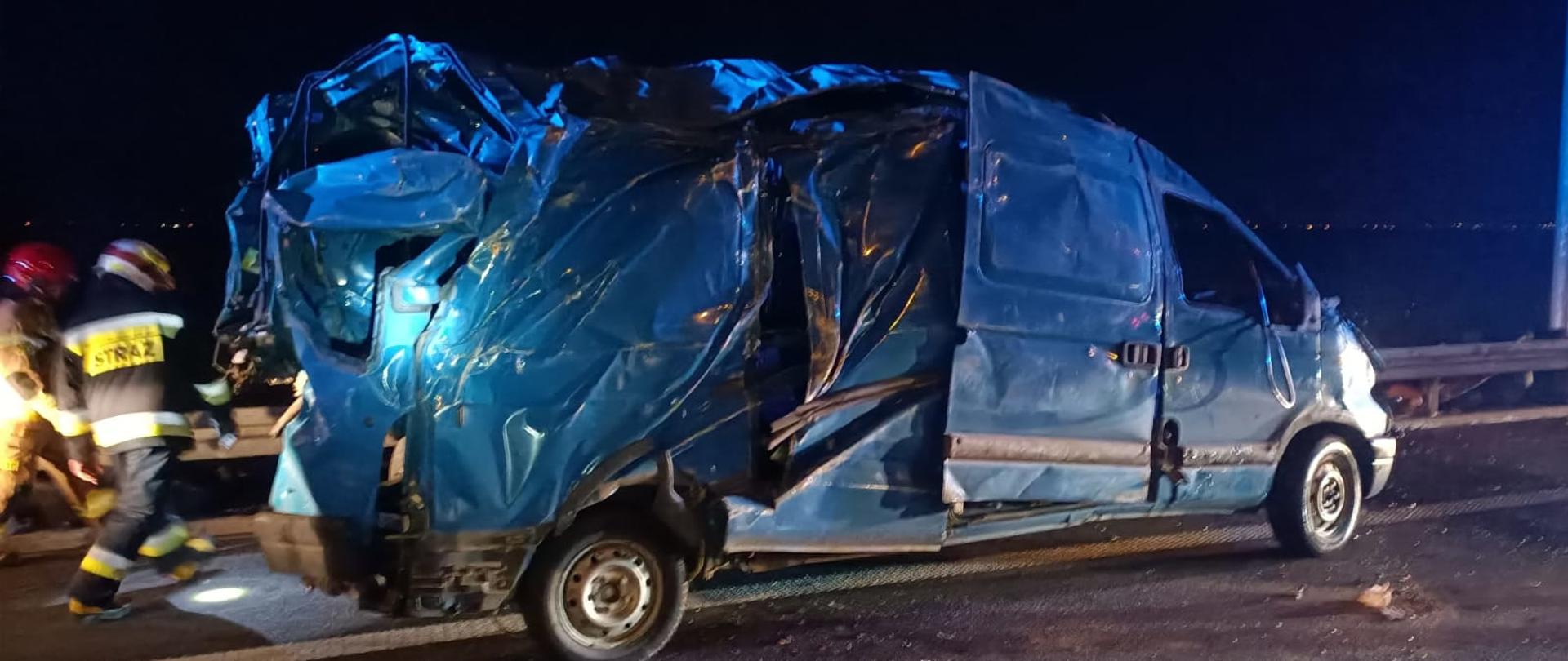 widoczne miejsce zdarzenia uszkodzone pojazdy oraz służby działające na miejscu.