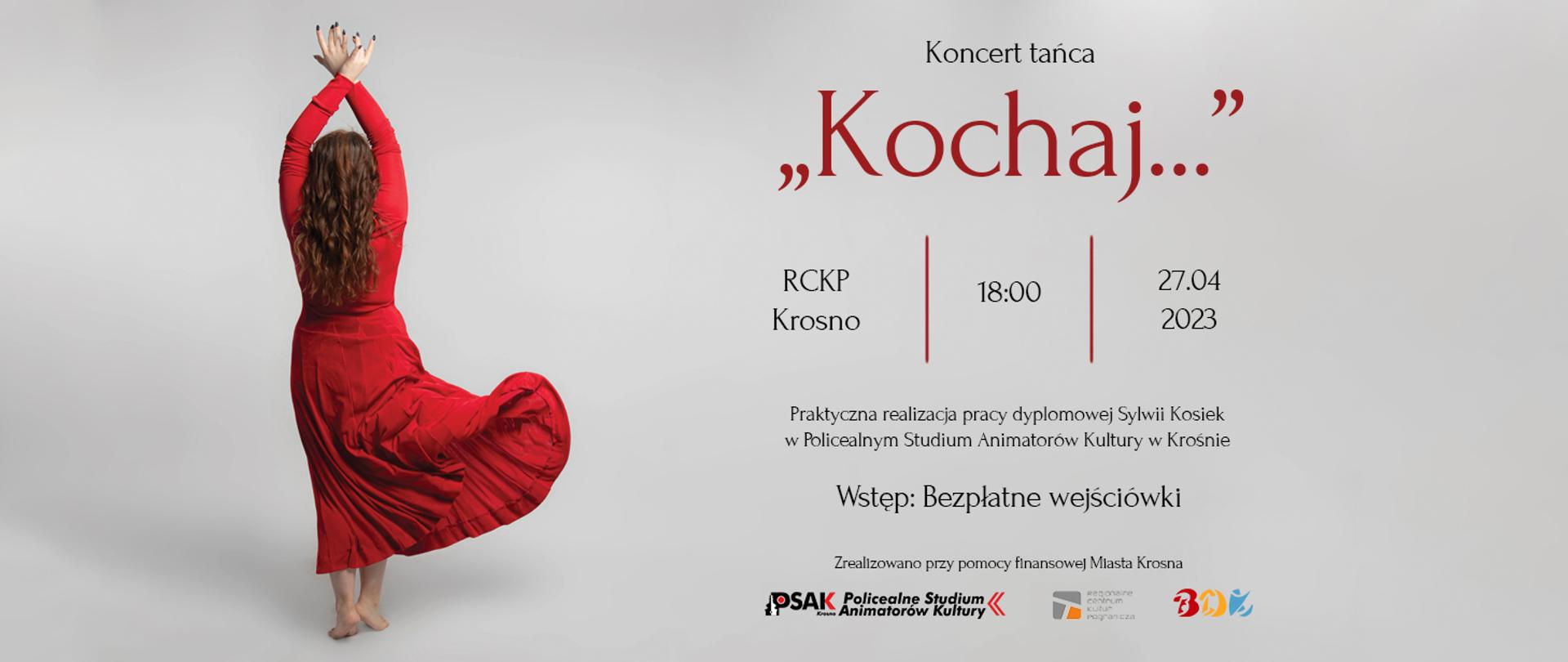 Plakat informujący o praktycznej realizacji pracy dyplomowej Sylwii Kosiek. Po lewej stronie dziewczyna, tancerka w czerwonej sukience, stojąca tyłem z uniesionymi rękami do góry. Po prawej stronie informacje o terminie i miejscu pracy dyplomowej. 