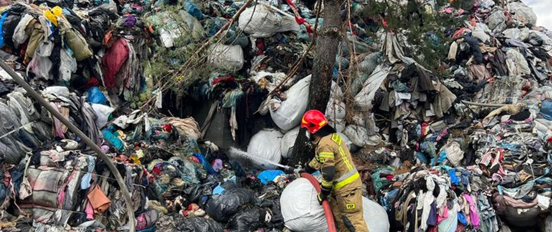 Strażak prowadzący działania 