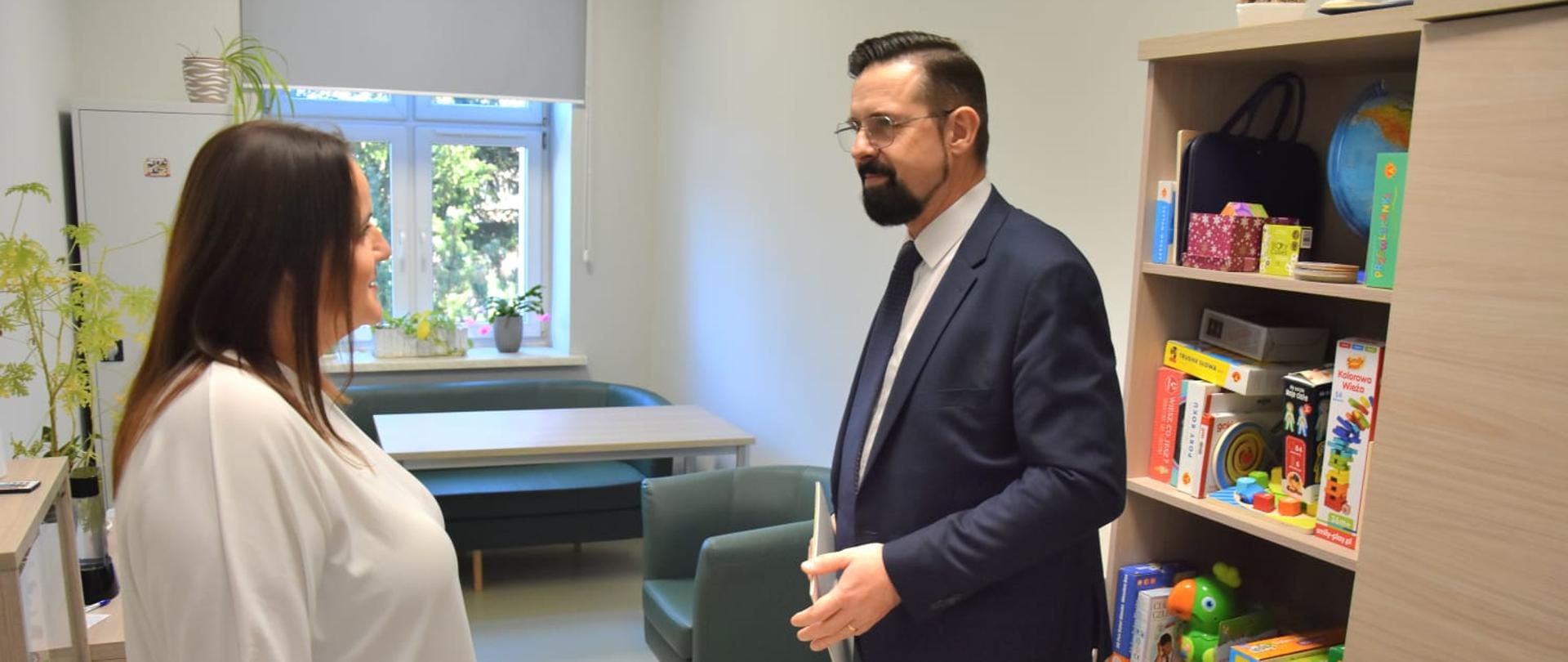 Bogdan Banaszczak Kierownik Delegatury Mazowieckiego Urzędu Wojewódzkiego w Płocku odwiedził Środowiskowy Dom Samopomocy w Ostrowach w gminie Gozdowo