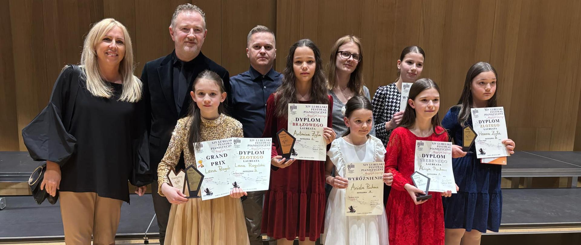 Na scenie nasze Laureatki z nauczycielami