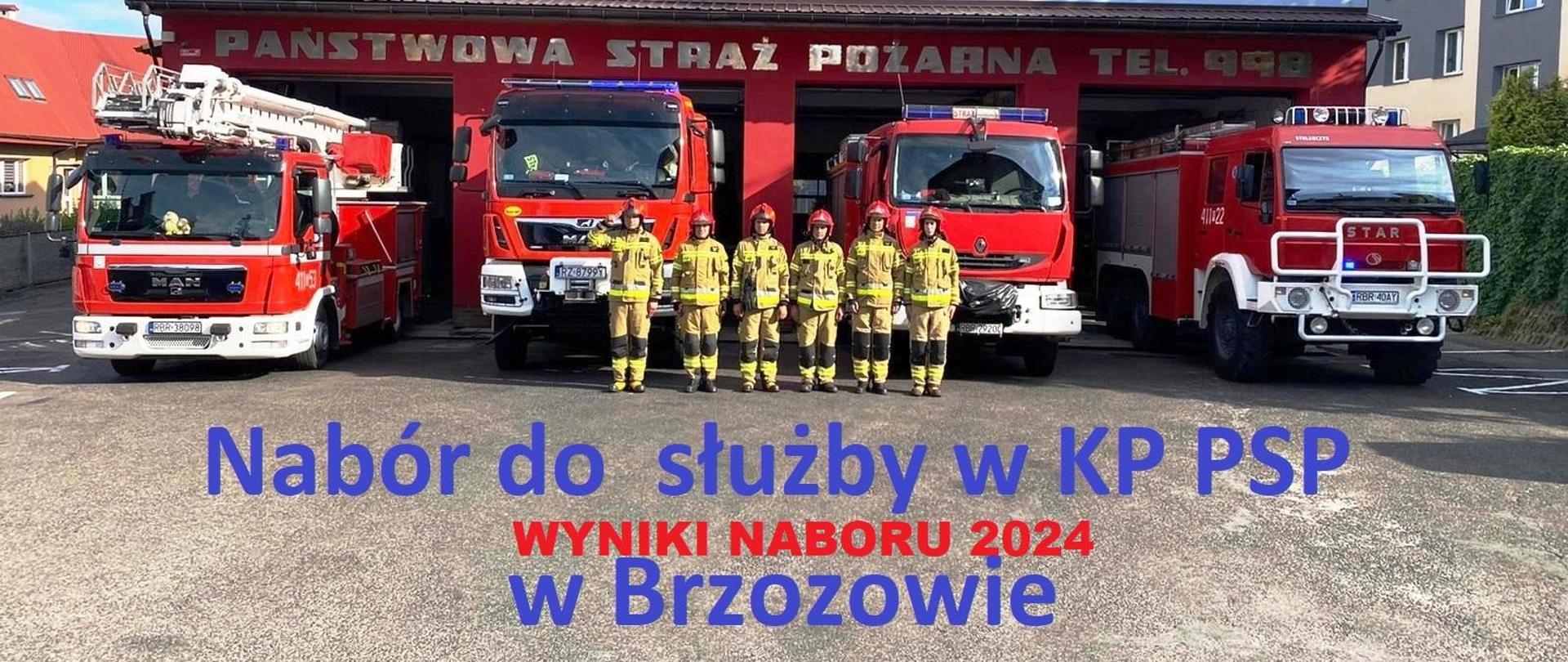 Ogłoszenie o naborze do służby na tle kolorowej fotografii z zastępem strażaków, samochodami pożarniczymi i częścią frontową budynku z garażami. Wyniki naboru 2024.