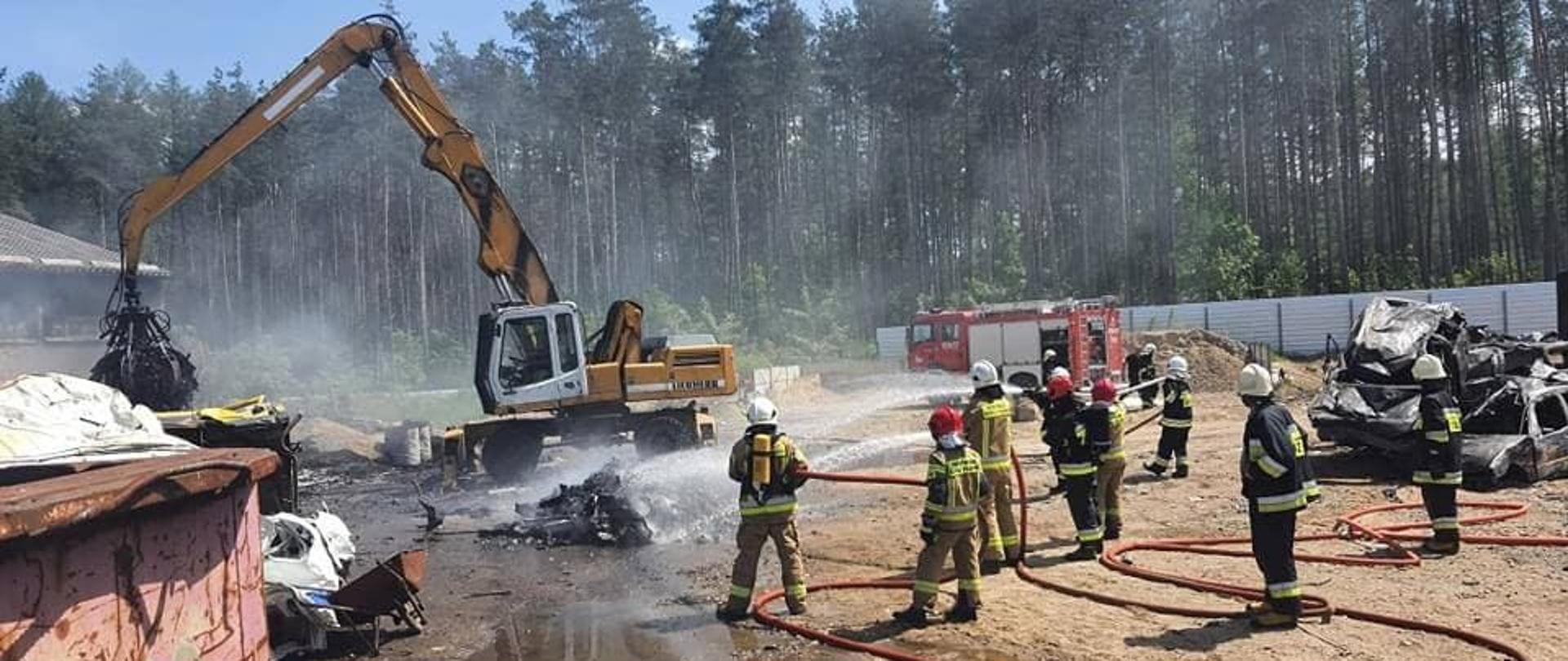 Pożar na złomowisku w Nowym Barkoczynie