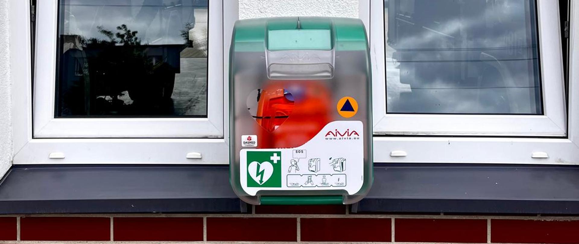 Nowy punkt ratunkowy: Defibrylator AED dostępny na terenie KP PSP w Łobzie
