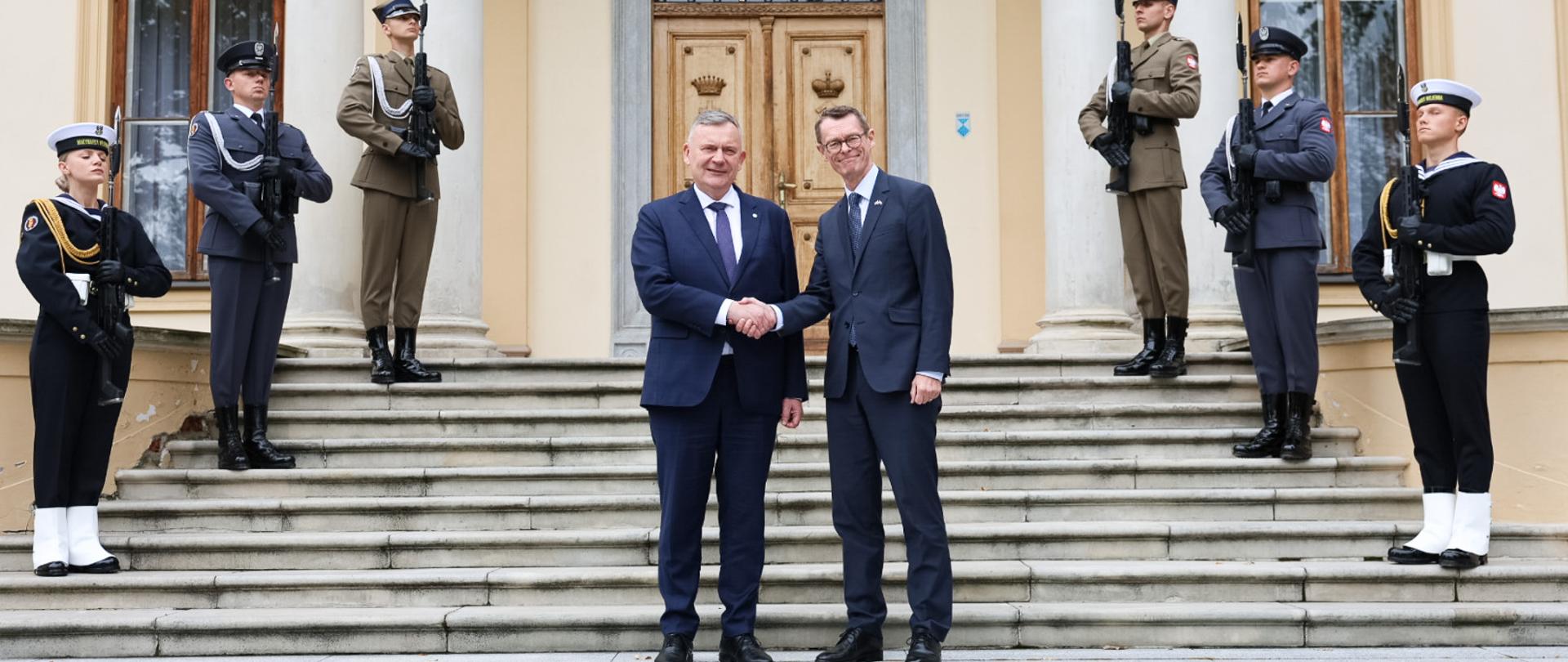 23 września 2025 r., wiceminister obrony narodowej Paweł Bejda spotkał się z delegacją Szwecji, której przewodniczył Peter Sandwall, sekretarz stanu w Ministerstwie Obrony Szwecji. Rozmowy poświęcone były współpracy w obszarze przemysłu obronnego oraz wspólnym działaniom na rzecz wzmocnienia bezpieczeństwa w regionie.