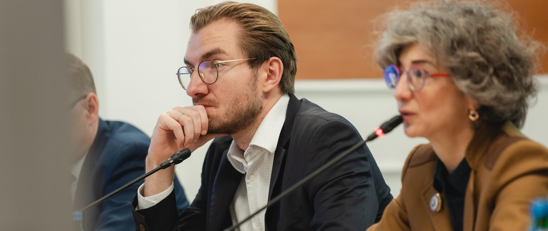 Wiceminister Jan Szyszko i dyrektor Toledano Laredo przy stole z mikrofonami