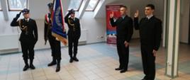 Na zdjęciu widoczni strażacy oraz poczet sztandarowy podczas uroczystej zbiórki 
