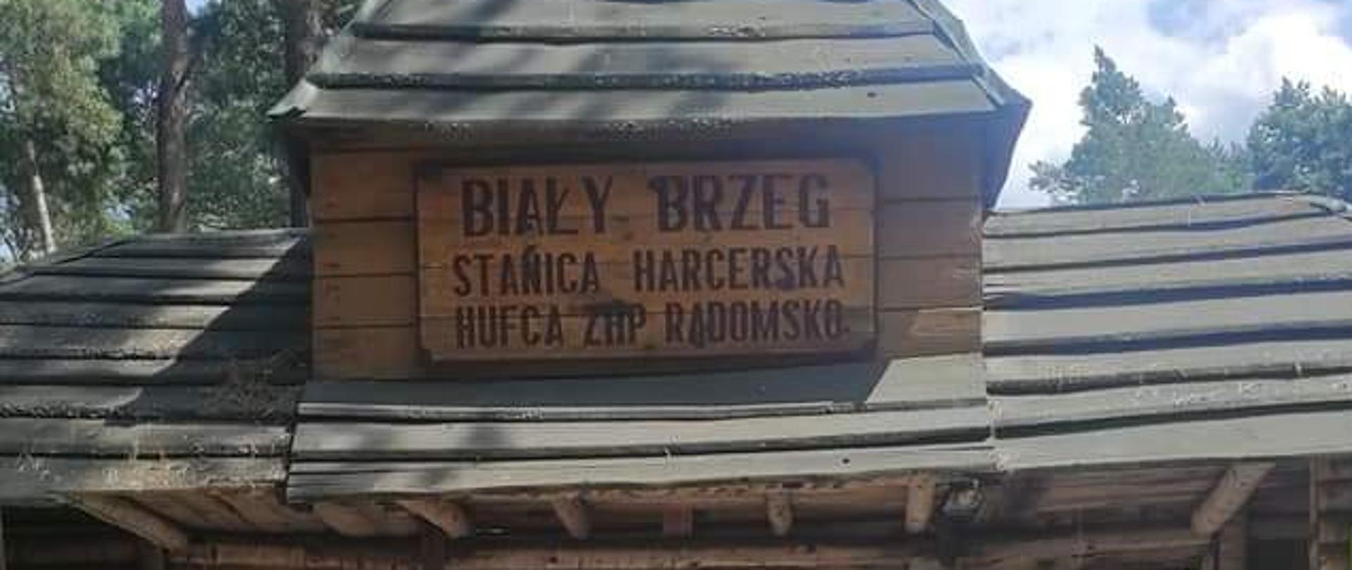 Bram wjazdowa na teren stanicy, pod bramą stoją z-ca komendanta powiatowego PSP we Włoszczowie wraz z komendantką obozu