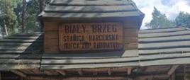 Bram wjazdowa na teren stanicy, pod bramą stoją z-ca komendanta powiatowego PSP we Włoszczowie wraz z komendantką obozu