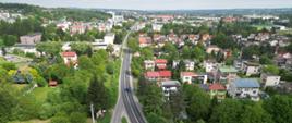 DK28 w Wadowicach, po prawej osiedle domków jednorodzinnych, po lewej w niewielkim oddaleniu bloki, zdjęcie z drona