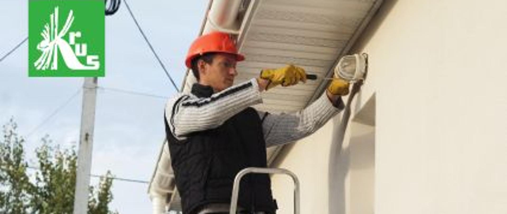 robotnik na drabinie