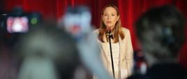 Minister funduszy i polityki regionalnej Katarzyna Pełczyńska-Nałęcz stoi i przemawia do mikrofonu
