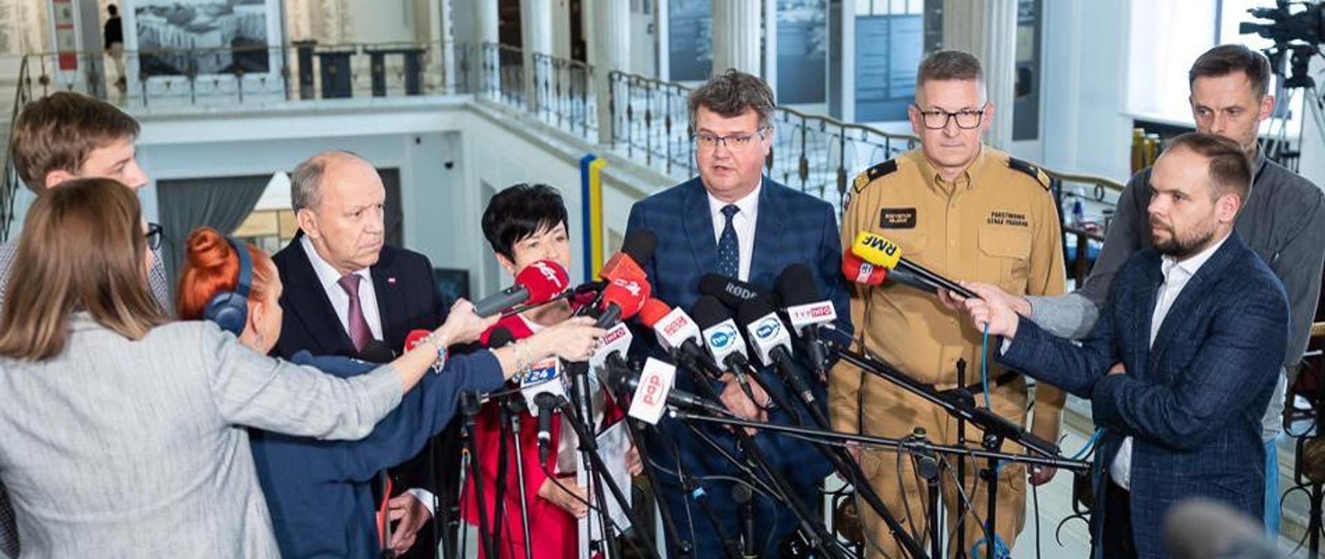 25 mln zł dotacji dla Młodzieżowych Drużyn Pożarniczych Ochotniczych Straży Pożarnych - konferencja prasowa 