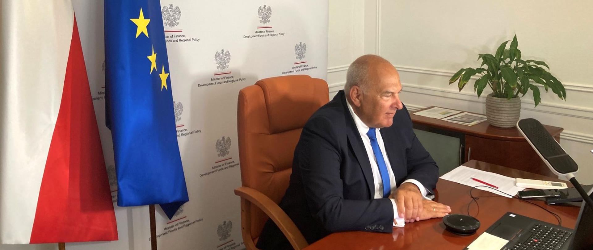 Minister Tadeusz Kościński przed komputerem podczas Forum Rynku Kapitałowego, spotkanie on-line.