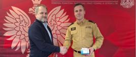 Na zdjęciu widoczny jest Komendant Powiatowy Państwowej Straży Pożarnej w Ostrowcu Świętokrzyskim oraz Prezes Zarządu Akademii Przedsiębiorczości 