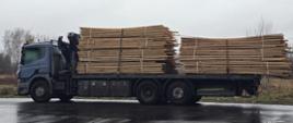 Zatrzymany do kontroli, niesprawny technicznie i przeładowany deskami samochód ciężarowy został tymczasowo wykluczony z ruchu drogowego.