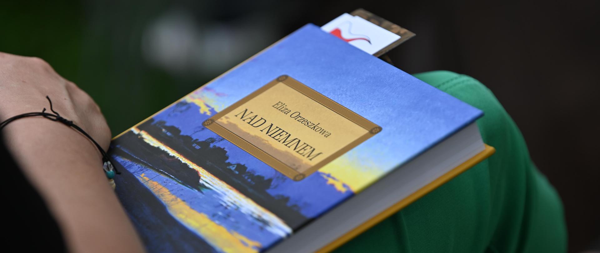 Książka "Nad Niemnem" Elizy Orzeszkowej 