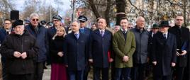 Uczestnicy uroczystości - zaproszeni goście i przedstawiciele służb oraz podmiotów samorządowych i państwowych stoją ustawieni w szeregu i uczestniczą w uroczystości. 