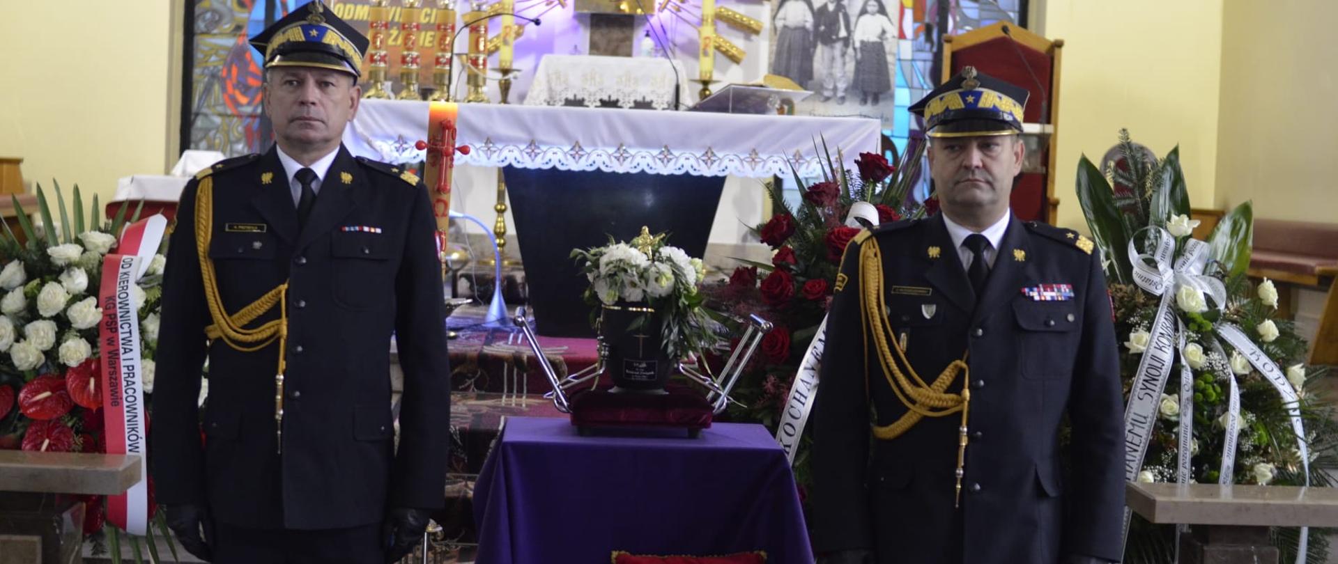 Na zdjęciu widać zastępcę komendanta głównego PSP nadbryg. Arkadiusza Przybyłę który wraz ze śląskim komendantem wojewódzkim PSP pełnią posterunek honorowy przy urnie zmarłego 