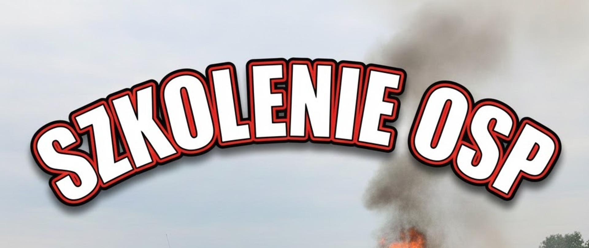 Tekst na obrazku: SZKOLENIE OSP. Opis wizualny: Napis w formie łuku, czcionka bezszeryfowa, białe wypełnienie, czerwony obrys. Tło przedstawia pożar (ogień i dym) na tle jasnego nieba.