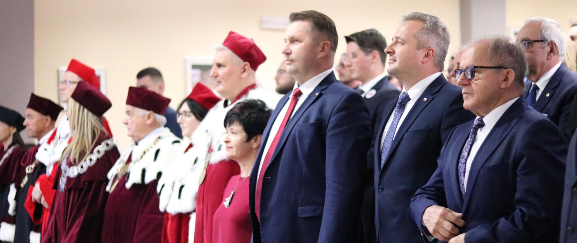 
Grupa ludzi w sali konferencyjnej
