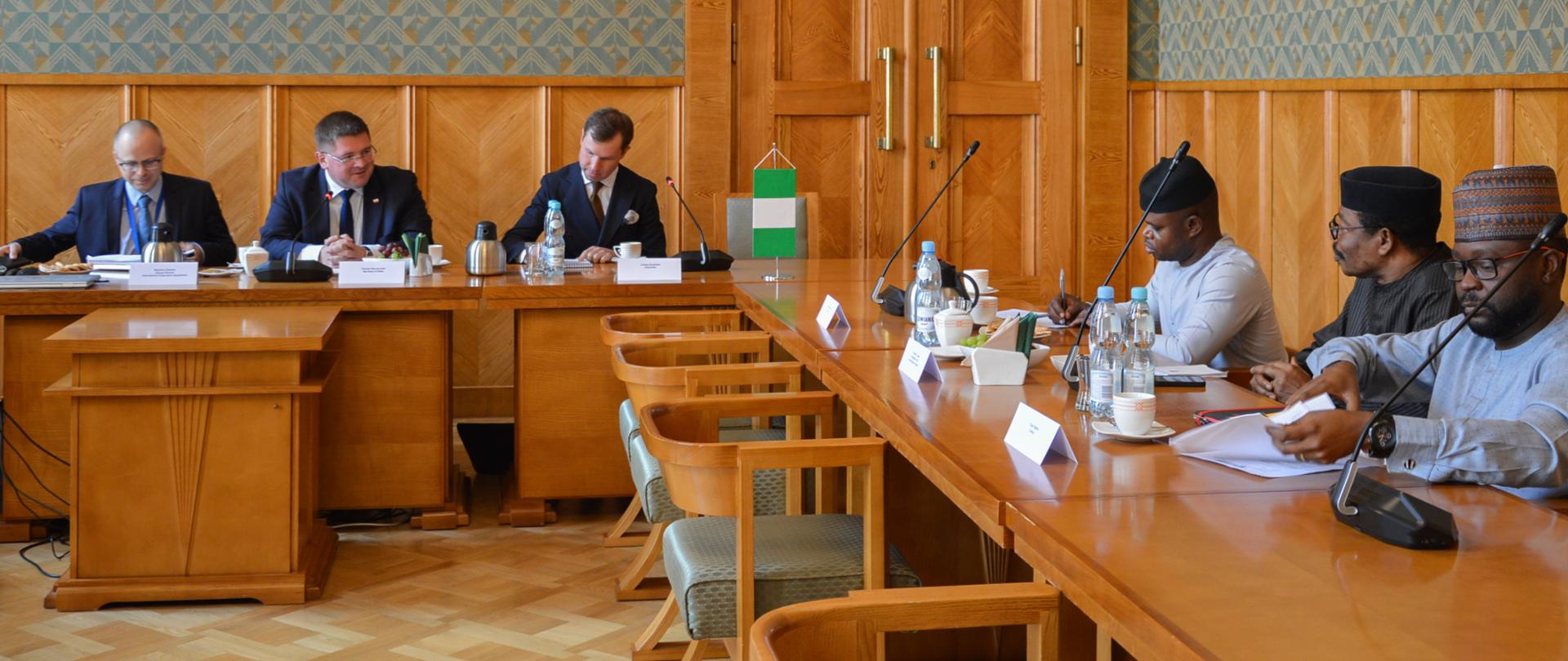 Uczestnicy spotkania siedzą na sali obrad