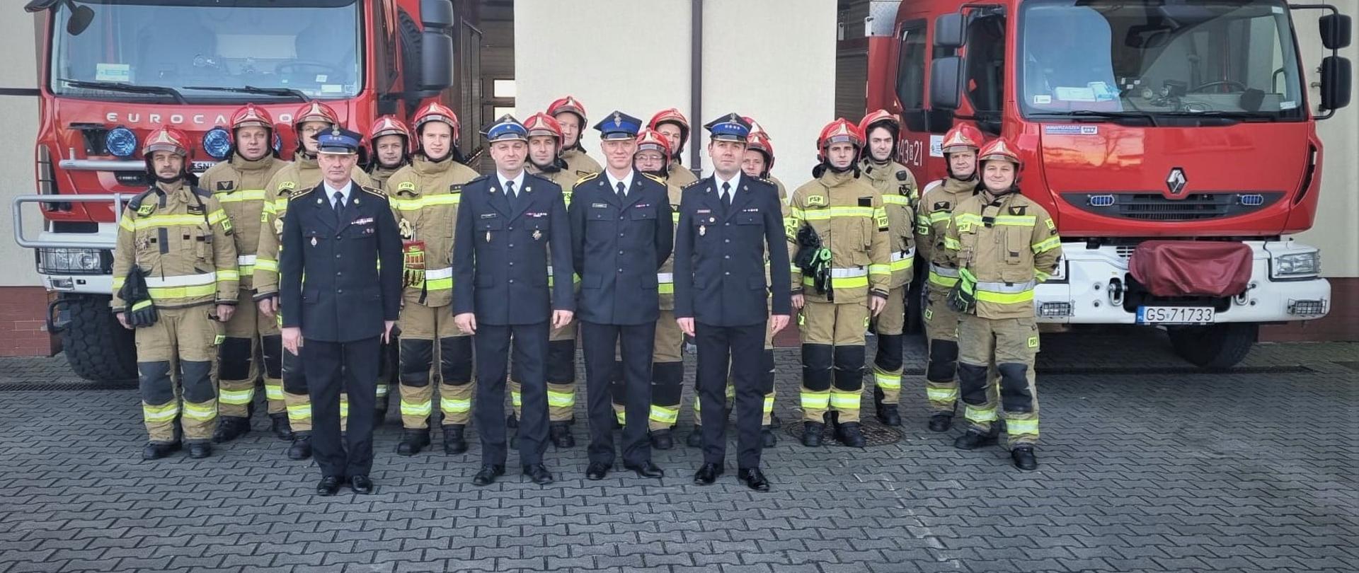 Zdjęcie przedstawia pożegnanie emeryta w JRG nr 3 w Ustce, na zdjęciu podział bojowy wraz z Komendantem Miejskim PSP oraz dowódcami JRG 3/