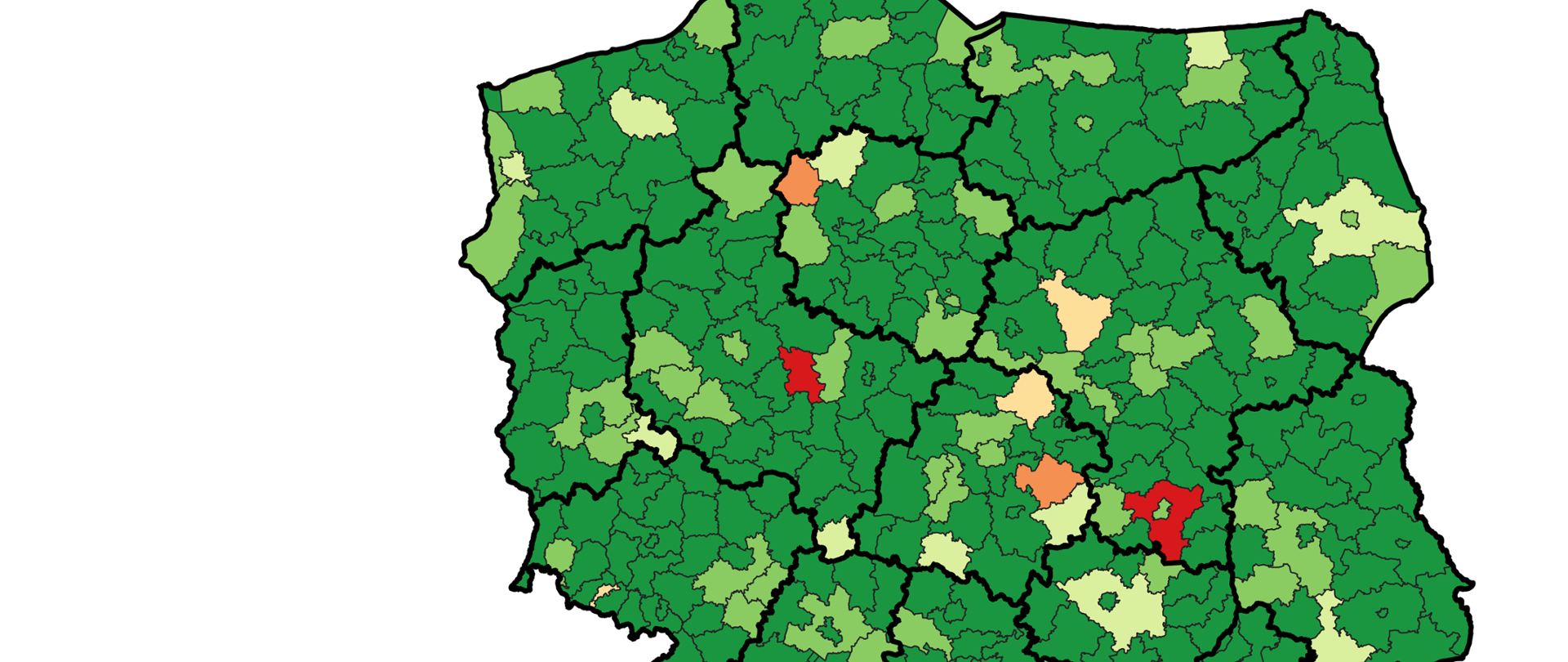 Ilustracja przedstawia mapę Polski obrazującą opóźnienia w terminowej weryfikacji opracowań geodezyjnych w poszczególnych powiatach w II kwartale 2026 roku. Kolorystyka została zróżnicowana stopniowo, począwszy od barwy zielonej oznaczającej najmniejsze opóźnienia, zakończywszy na barwie czerwonej oznaczającej największe opóźnienia.
