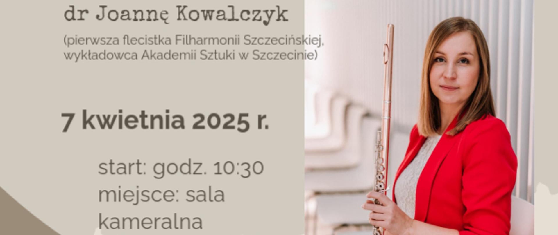 Afisz anonsujący warsztaty fletowe. Szara kolorystyka, na zdjęciu dr J. Kowalczyk w czerwonym żakiecie trzymająca flet.
