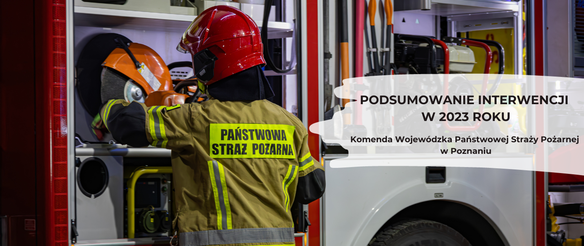 Zdjęcie przedstawia strażaka układającego sprzętu w samochodzie pożarniczym.