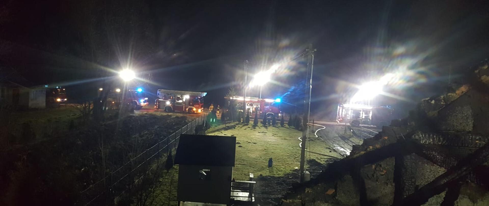 4. Pożar budynku mieszkalnego w miejscowości Gorzków – teren prowadzonych działań oraz część budynku mieszkalnego po zakończonych działaniach