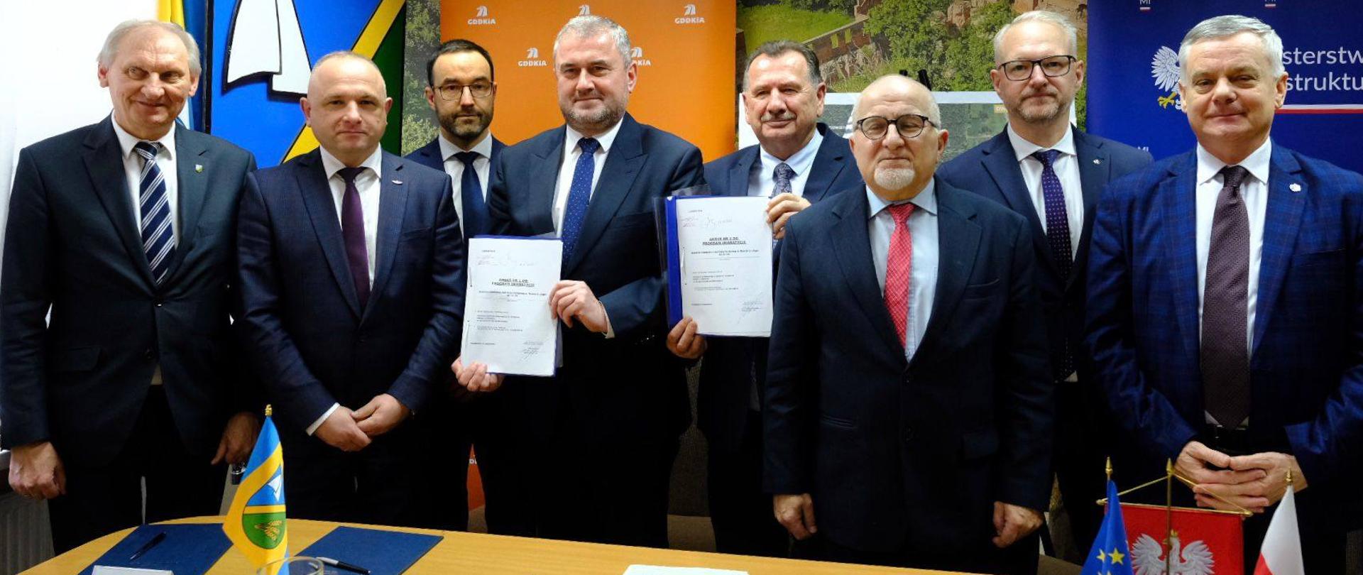 Przedstawiciele rządu, samorządu i instytucji po podpisaniu umowy. 