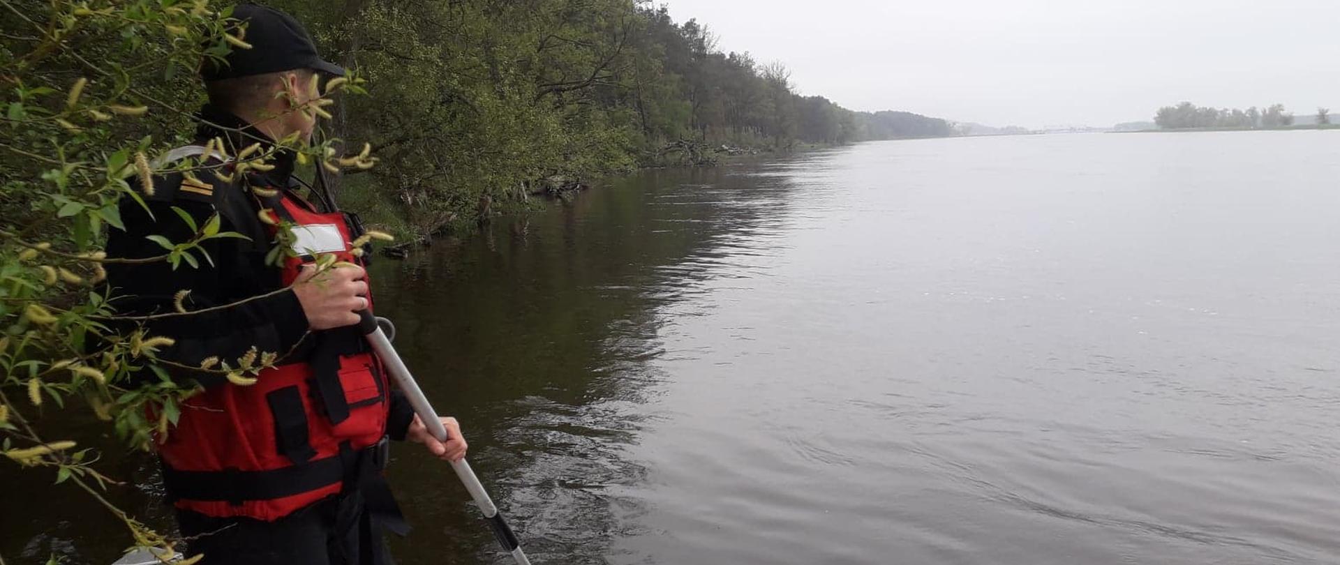 Strażaka w łodzi na rzece Odra